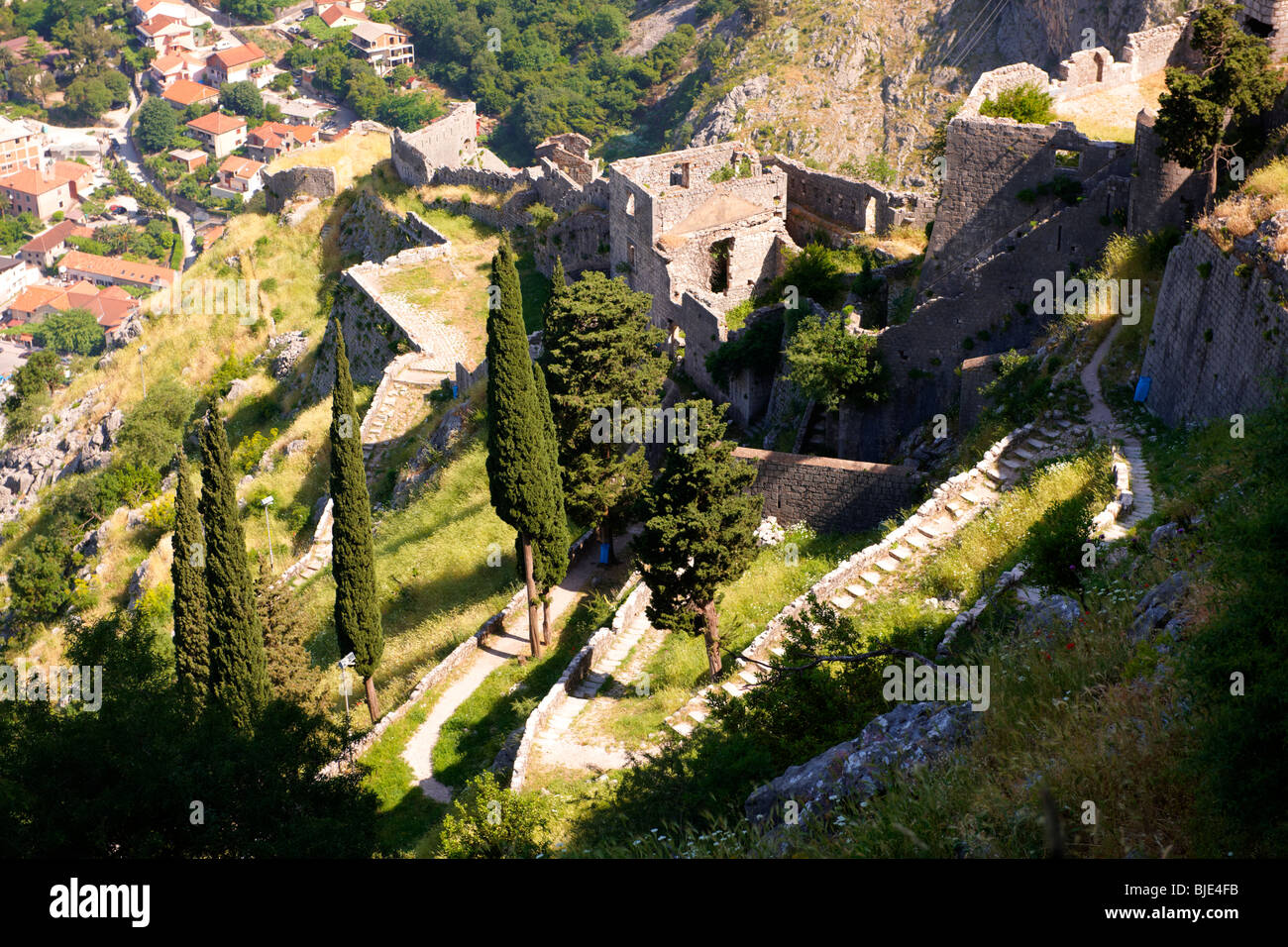 La Baia di Kotor da fortificazioni sopra la città di Cattaro, Montenegro Foto Stock
