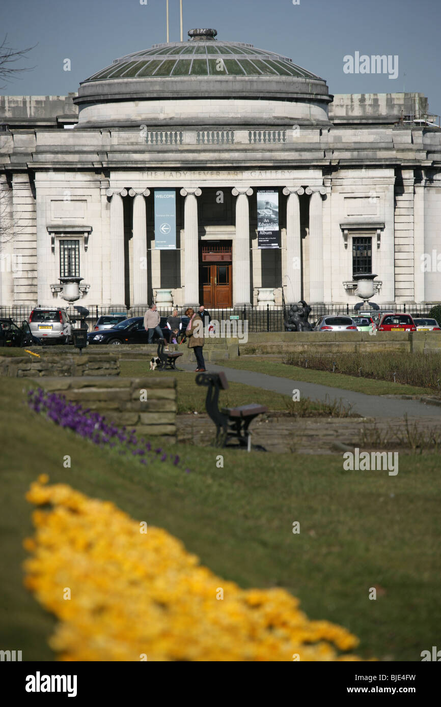 Villaggio di Port Sunlight, Inghilterra. l'entrata sud di Lady Lever Art Gallery con fiori di primavera in primo piano. Foto Stock