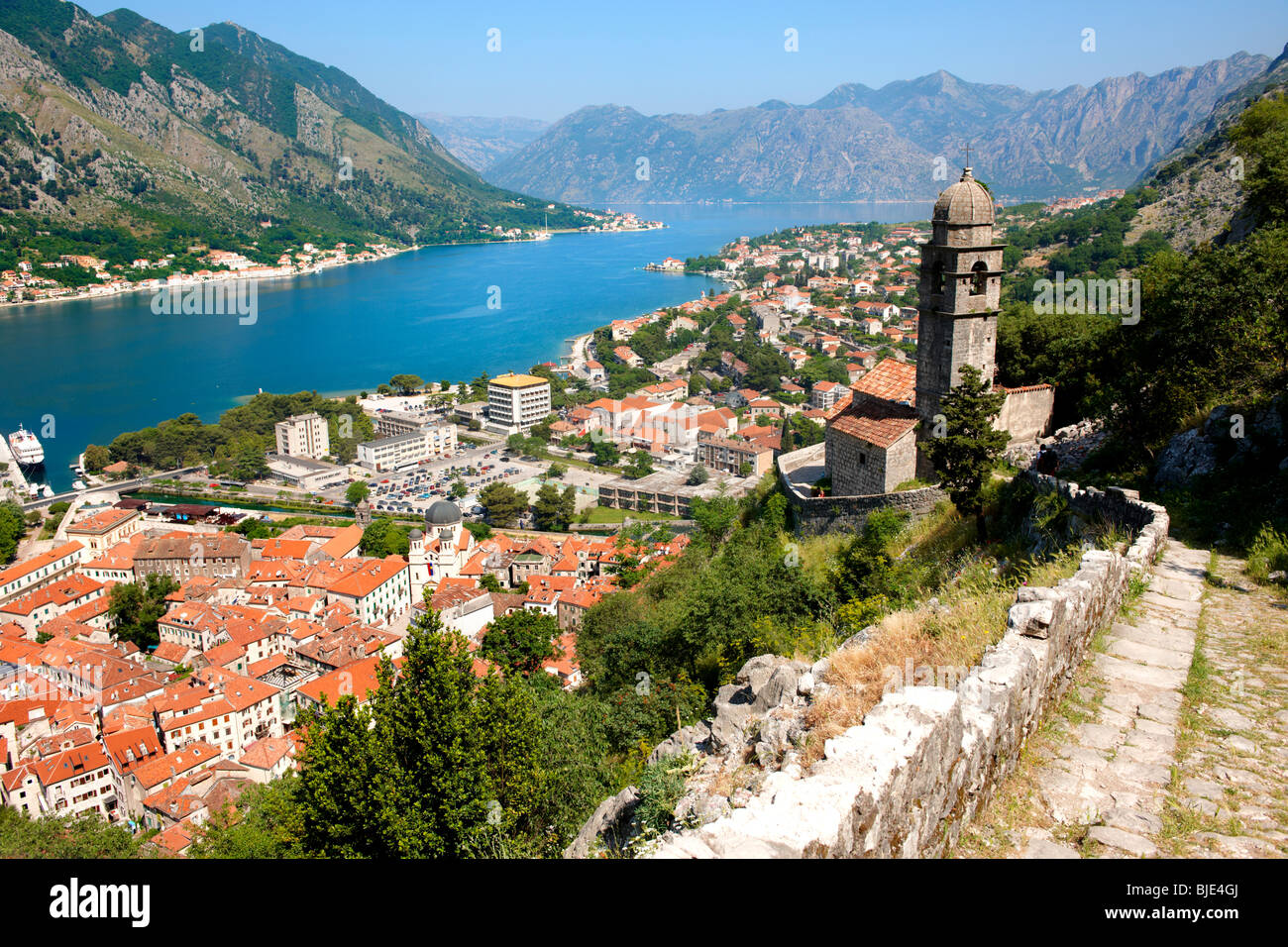 La Baia di Kotor dalla Chiesa del nostro Laday della salute ( Crkva Gospe od zdravja - XV secolo) sopra la città di Cattaro, Montenegro Foto Stock