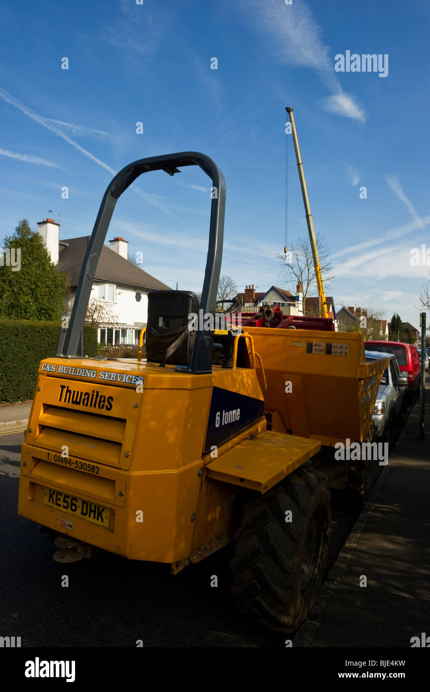 Gru idraulica all'ingresso di un edificio e sito in costruzione in Gerrards Cross Buckinghamshire REGNO UNITO Foto Stock