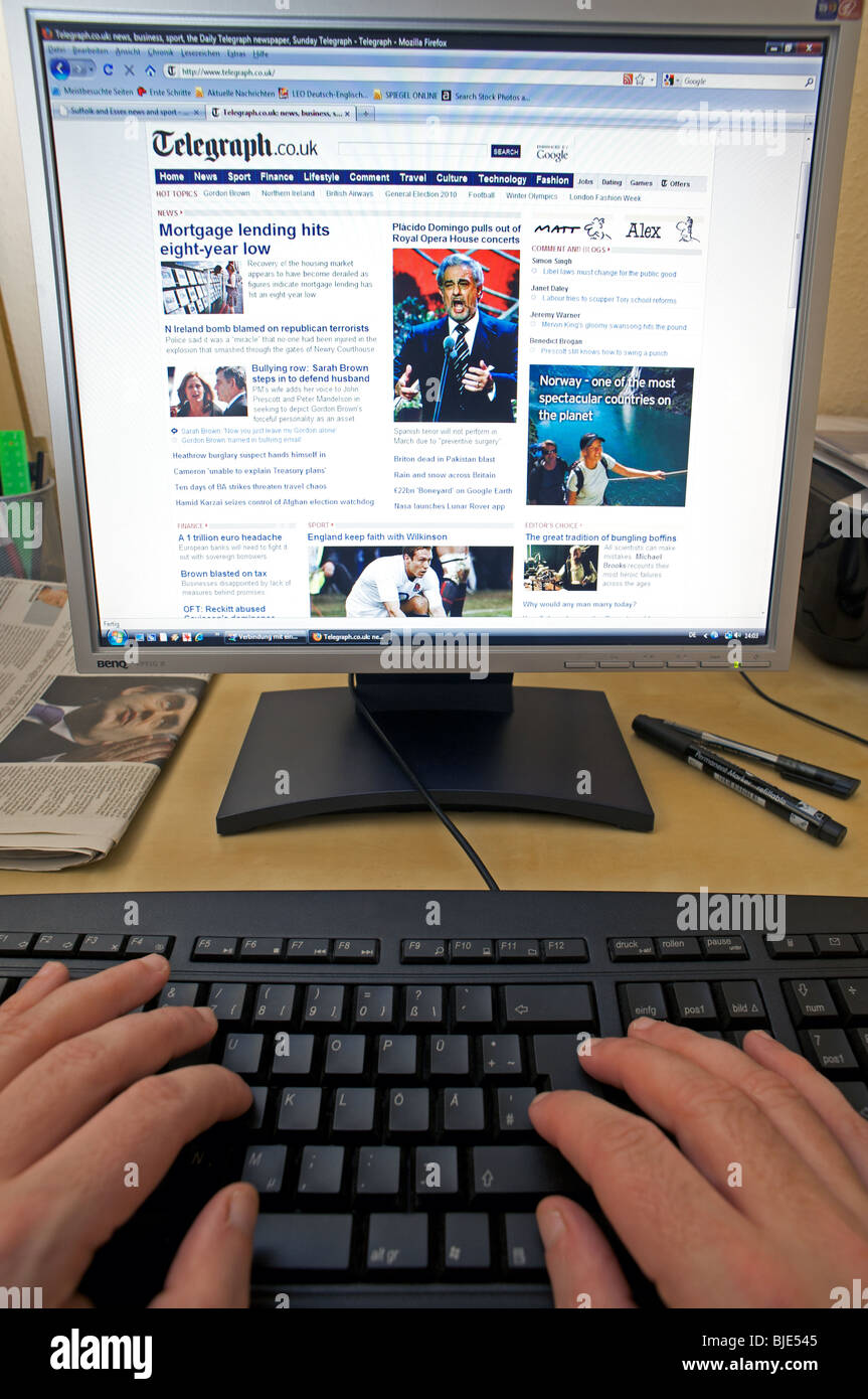 Computer visualizzando il Daily Telegraph giornale della homepage. Foto Stock
