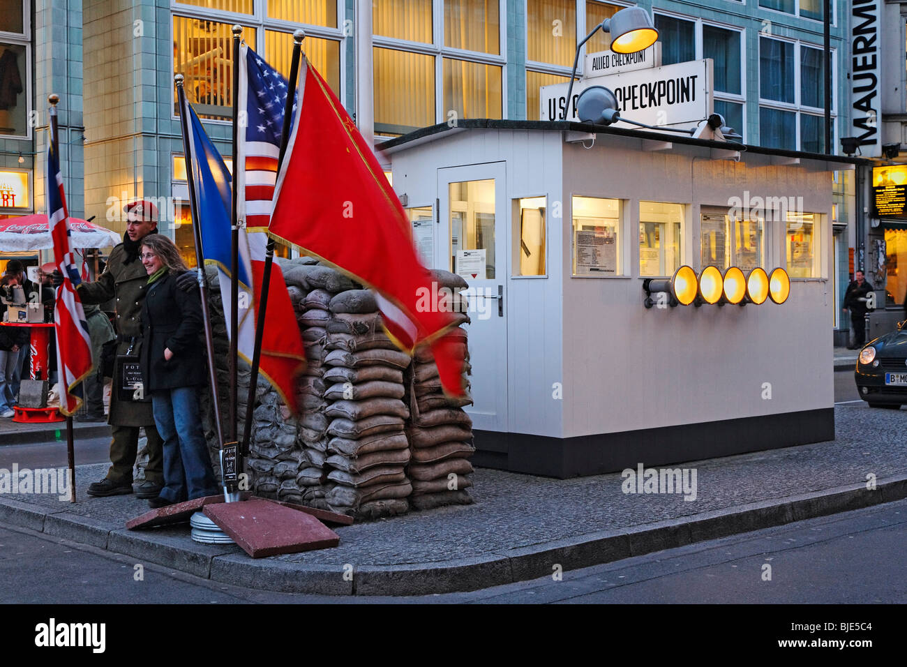 Sentry o guardare la cabina in corrispondenza del Checkpoint Charlie, ex valico di frontiera a Berlino, Germania Foto Stock