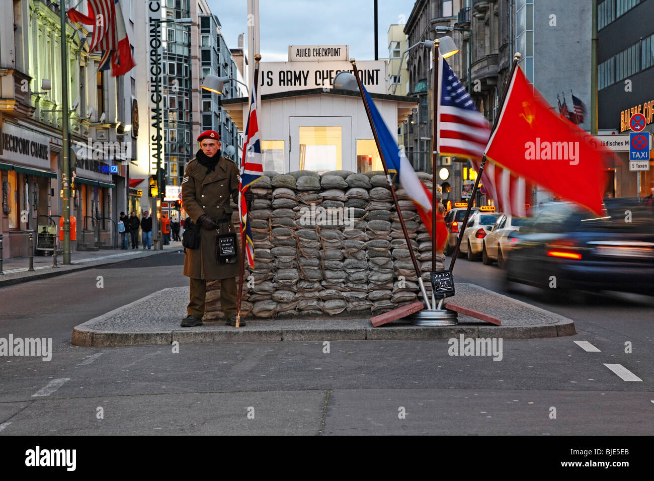 Sentry o guardare la cabina in corrispondenza del Checkpoint Charlie, ex valico di frontiera a Berlino, Germania Foto Stock