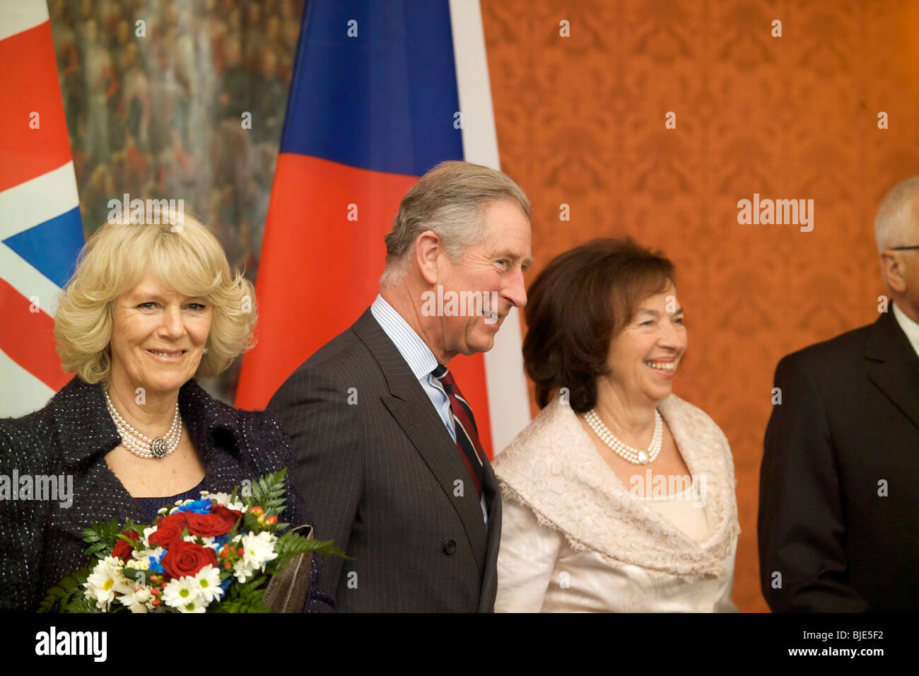 la-gran-bretagna-e-il-principe-carlo-e-sua-moglie-camilla-la-duchessa-di-cornovaglia-visitare-praga-il-20-marzo-2010-bje5f2.jpg