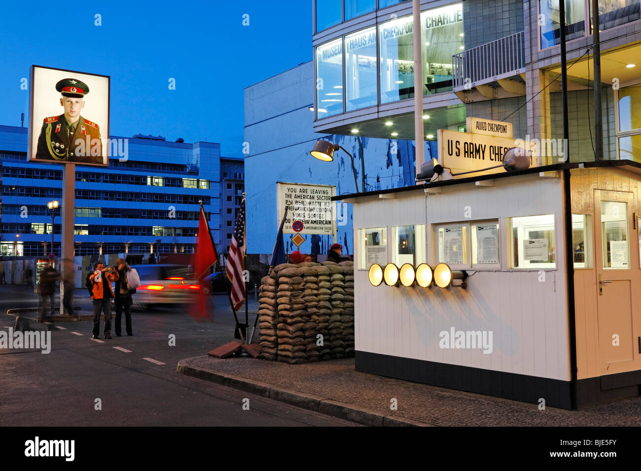 Sentry o guardare la cabina in corrispondenza del Checkpoint Charlie, ex valico di frontiera a Berlino, Germania Foto Stock