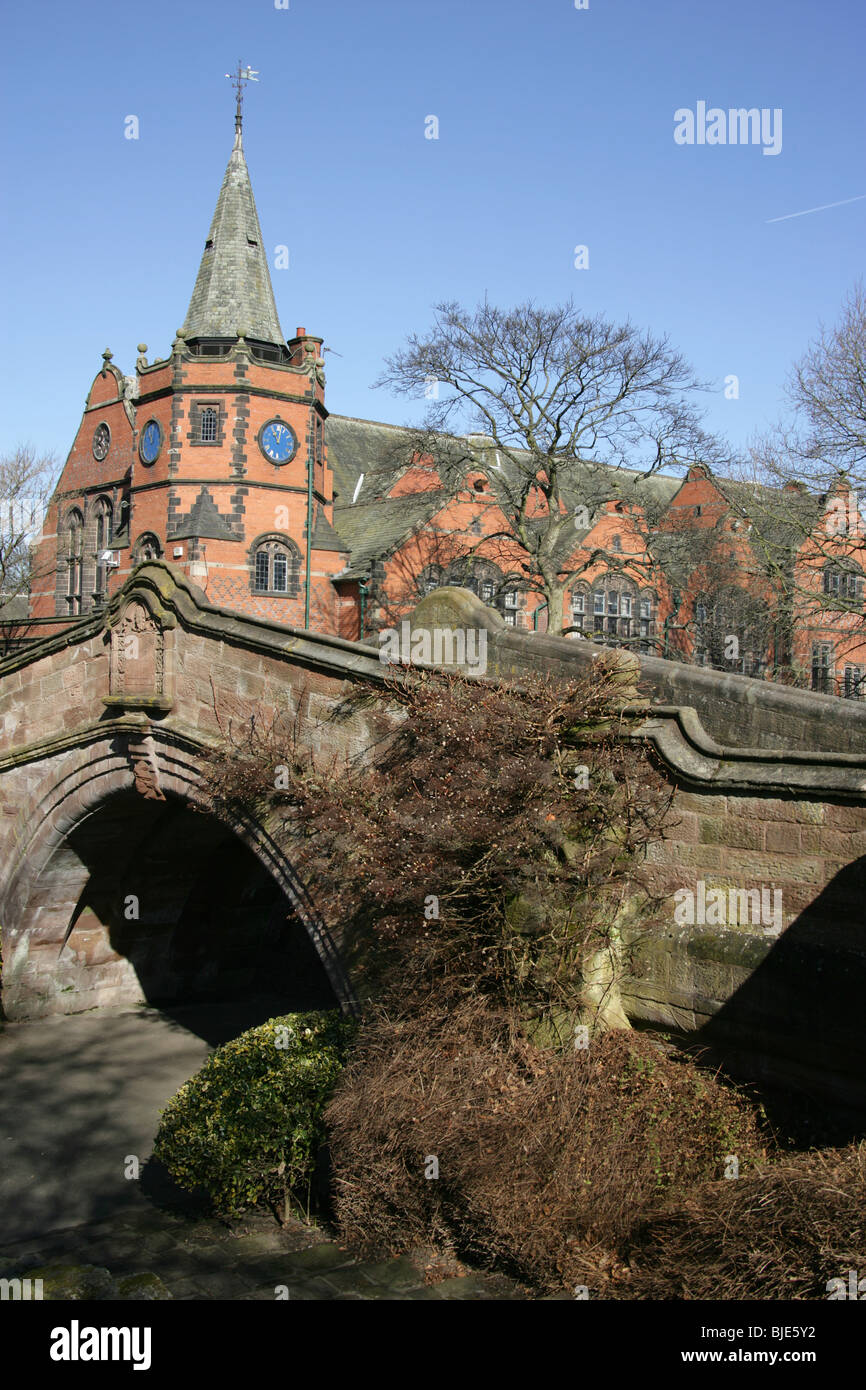 Villaggio di Port Sunlight, Inghilterra. Alla fine del XIX secolo il ponte di Dell con il liceo in background. Foto Stock