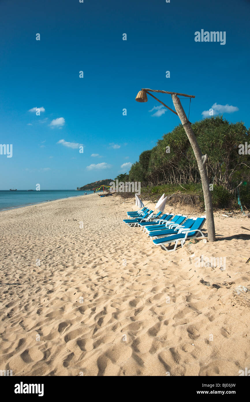 Immagine di viaggio di sedie a sdraio su una spiaggia deserta di Klong Nin Beach, Koh Lanta, un'isola al di fuori di Phuket in Thailandia. Foto Stock