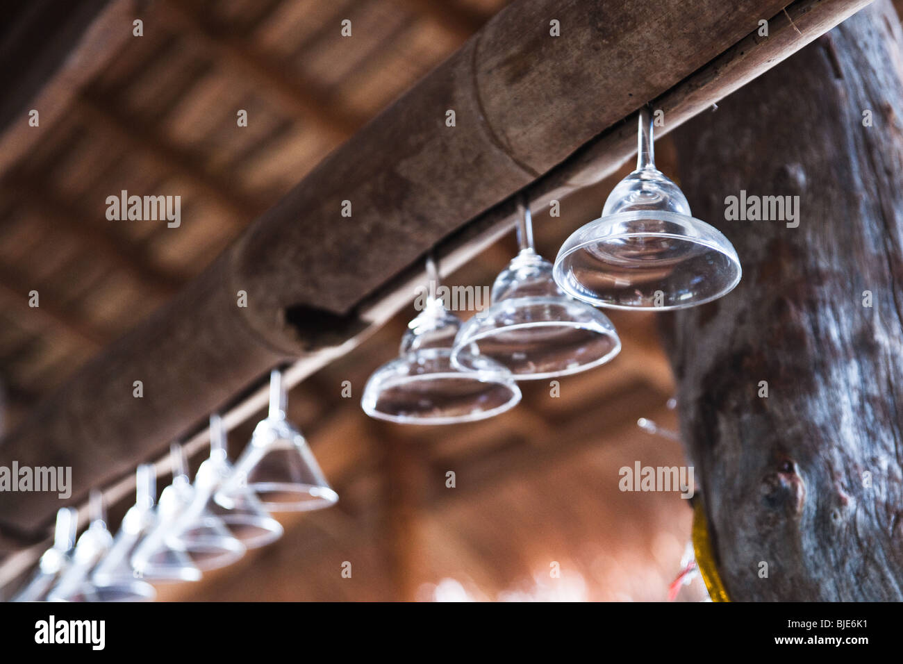 Dettagli di viaggio immagine di occhiali appesi in un bambù tropicali bar su Koh Lanta, un'isola al di fuori di Phuket in Thailandia. Foto Stock