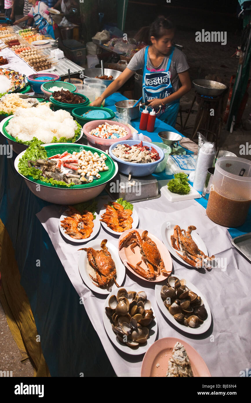 Viaggiare di notte immagine di cibo di strada venditore di pesce con piastre di granchi freschi, pesce in Patong Beach a Phuket, Tailandia. Foto Stock