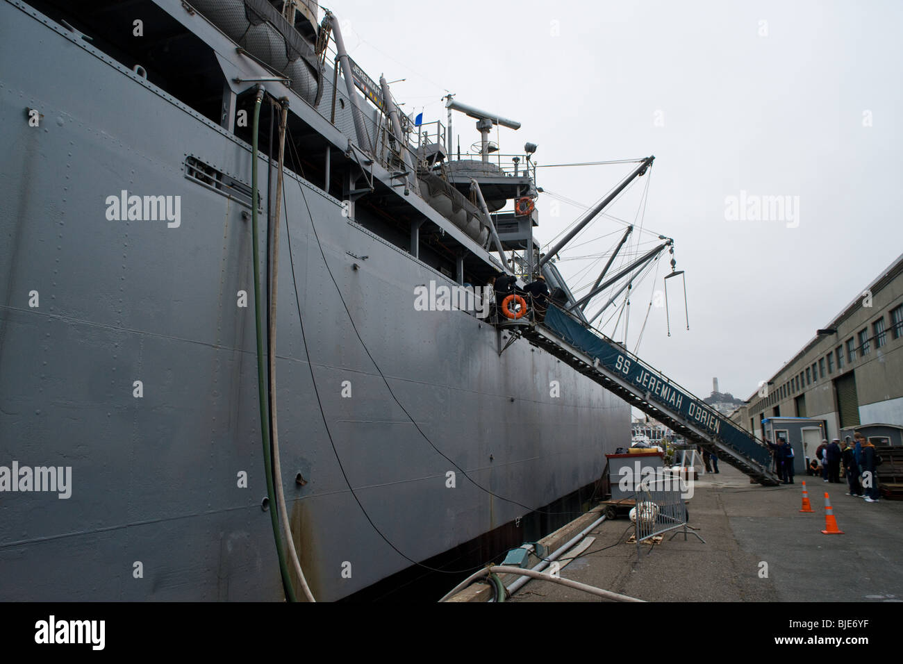 Il restaurato nave Liberty S.S. Geremia O'Brien al fianco di un molo di San Francisco. Foto Stock