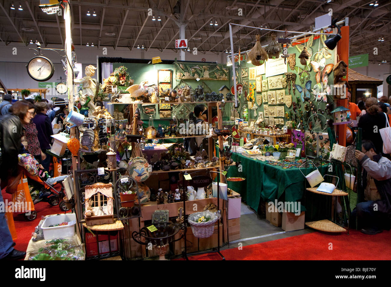 Uno stand che vendono differenti decori di giardinaggio in una mostra di giardinaggio Foto Stock