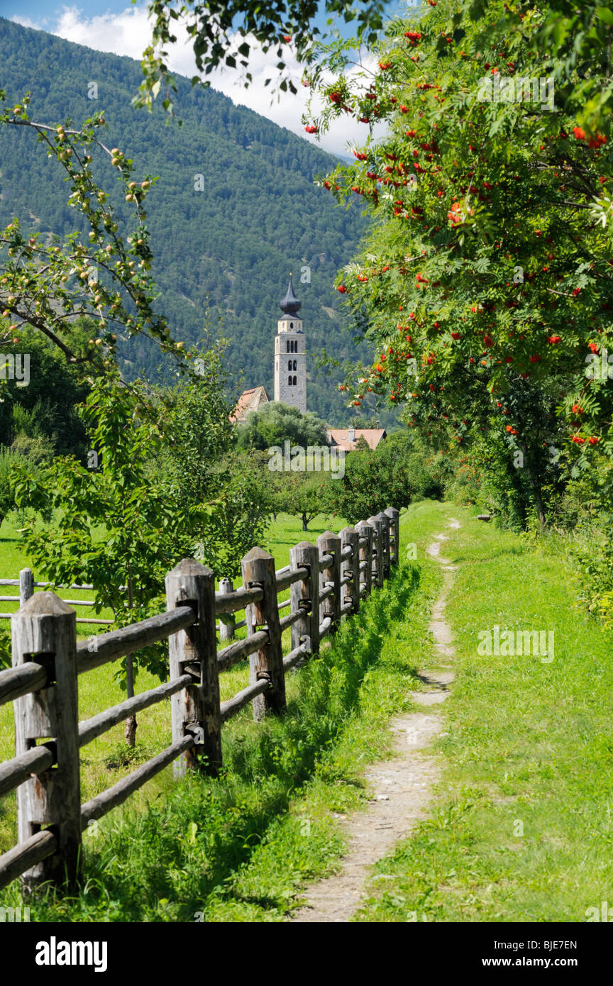 Riverside percorso alla chiesa di San Pancrazio a fianco della medievale della città murata di Stadt Glorenza, Glorenza. La Val Venosta, Alpi Italiane Foto Stock