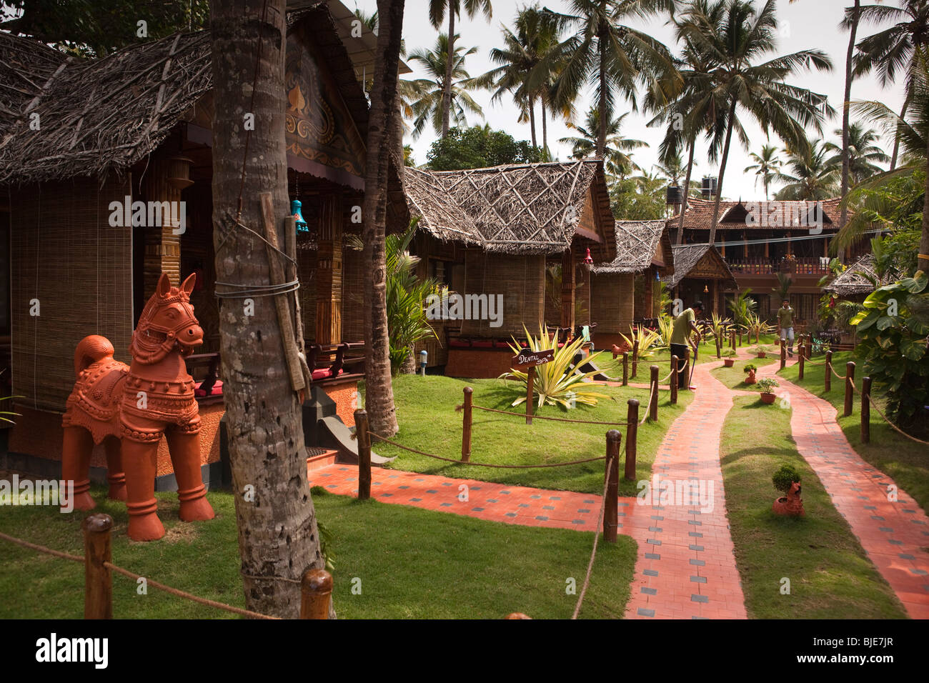 India Kerala, Varkala, clifftop alloggi turistici costituiti da materiali naturali Foto Stock