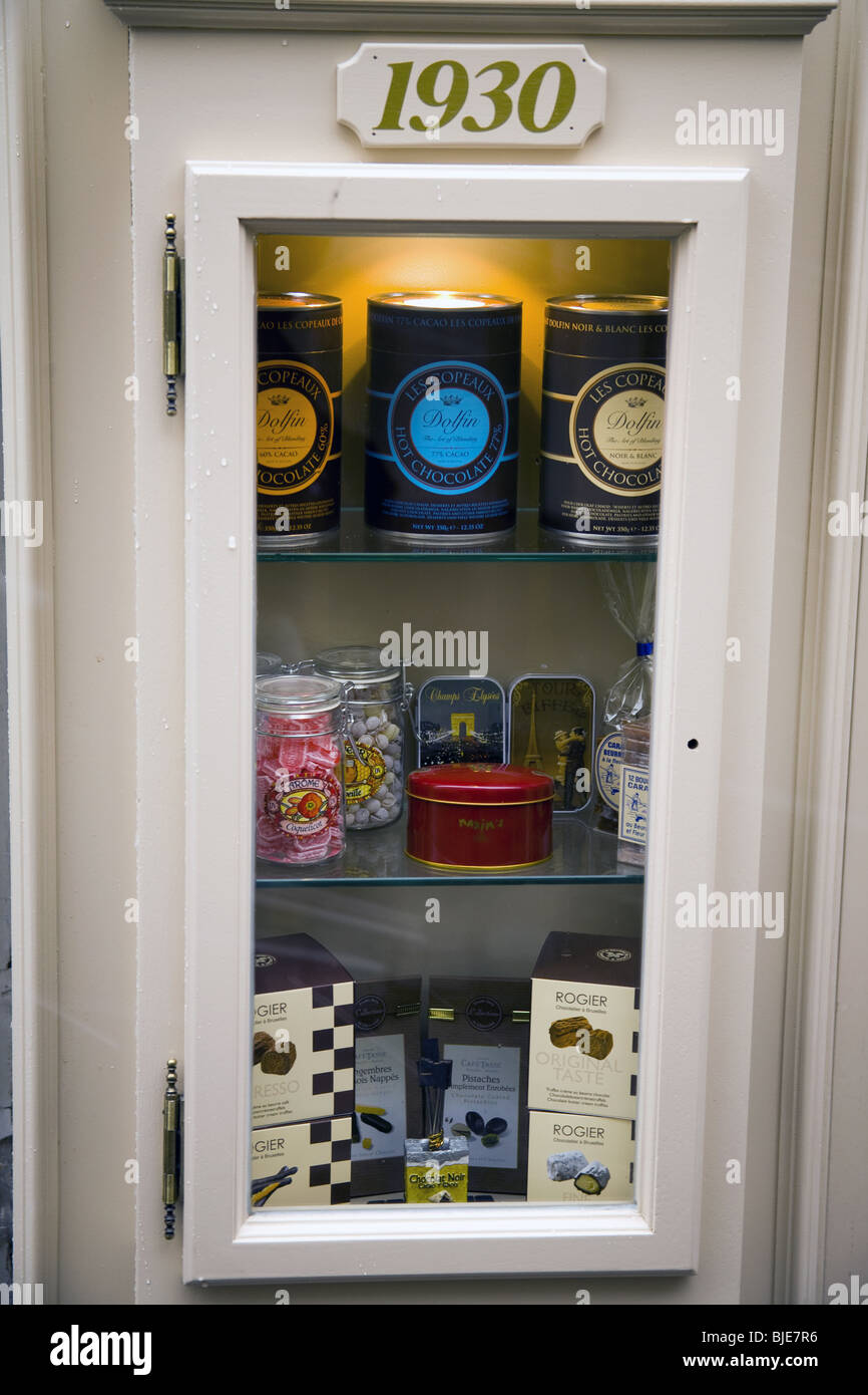 Finestra del negozio con prodotti di salumeria in area di Montmartre, Paris, Francia. Foto Stock