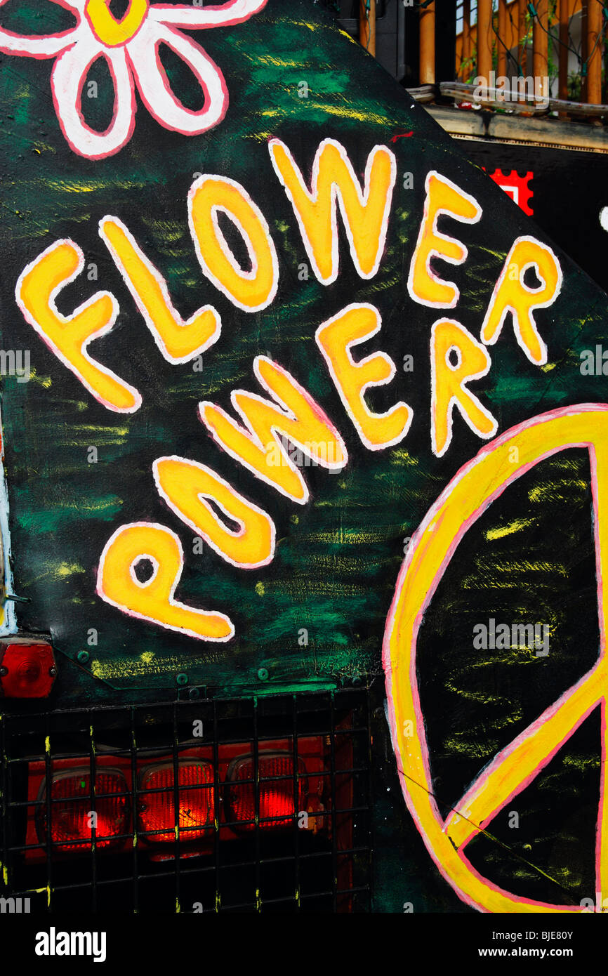 Flower Power dipinta sul retro del carrello a carnevale in Spagna Foto Stock