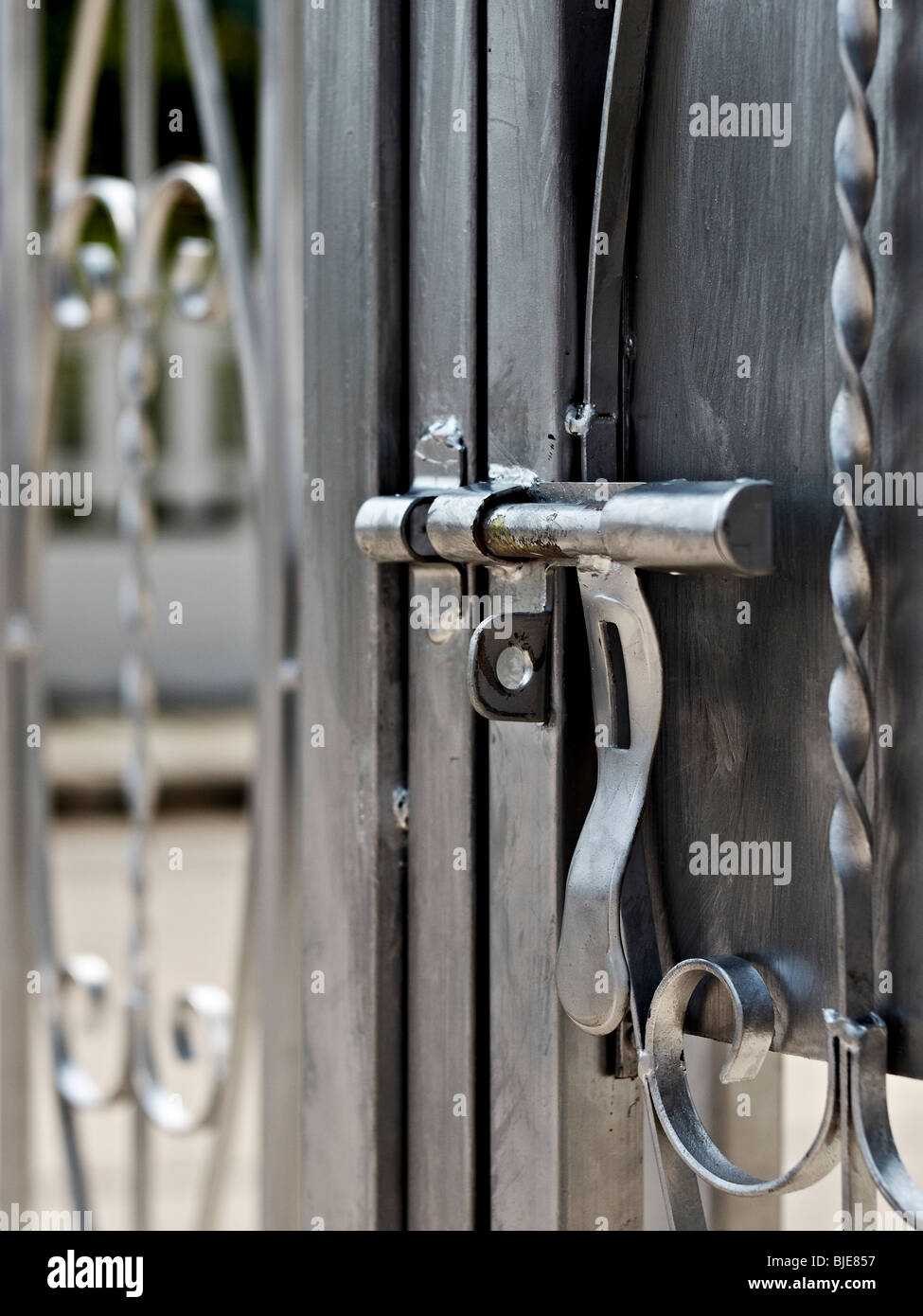 Acciaio bullone scorrevole serratura di una porta di sicurezza. Foto Stock