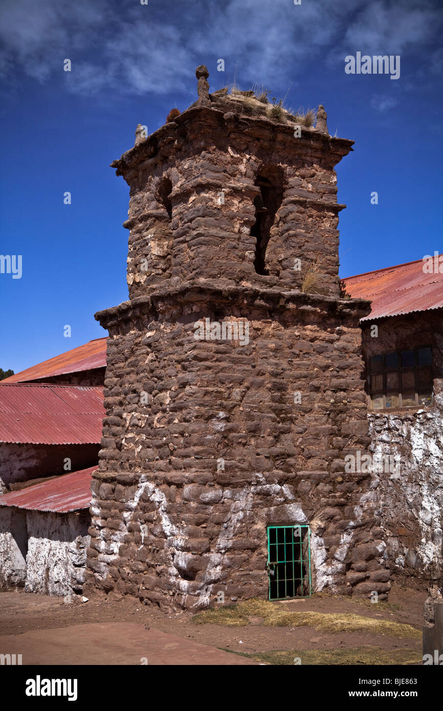 Chiesa nella piazza centrale di Taquile Island, dipartimento di Puno, il lago Titicaca, Ande, Altiplano, Perù, Sud America Foto Stock