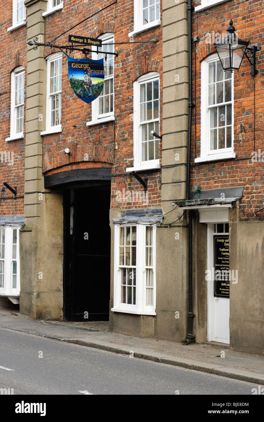 Lo storico George and Dragon pub al West Wycombe, Buckinghamshire, Inghilterra, Regno Unito, Europa. Foto Stock