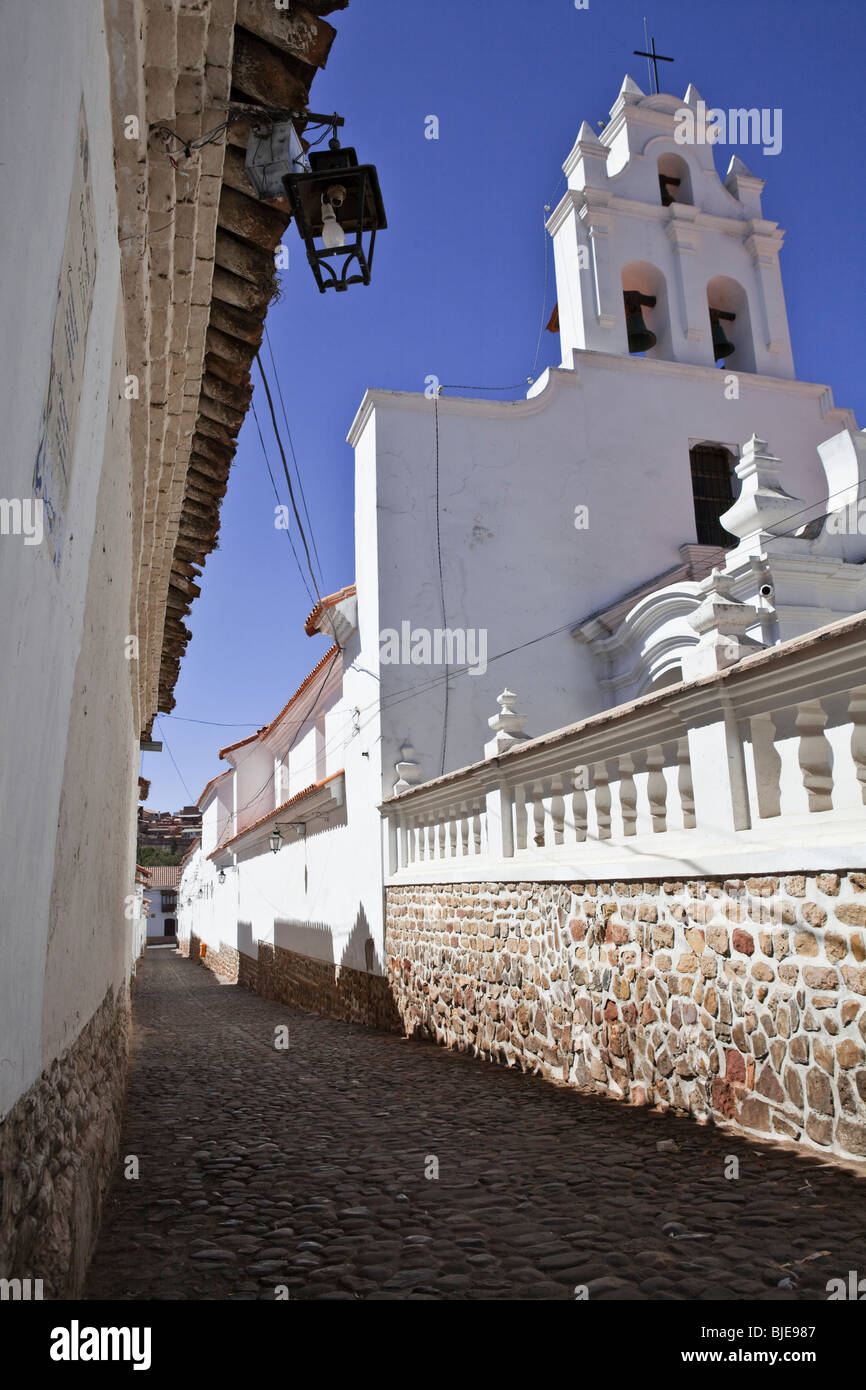 La Chiesa in una strada di Sucre, (l'architettura coloniale Spagnola e stile) Altiplano, Ande, Bolivia, Sud America Foto Stock