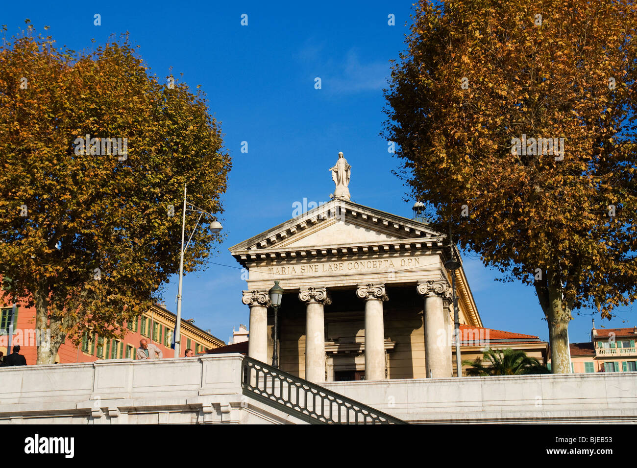 Chiesa Nd du Port e casa colorata Foto Stock