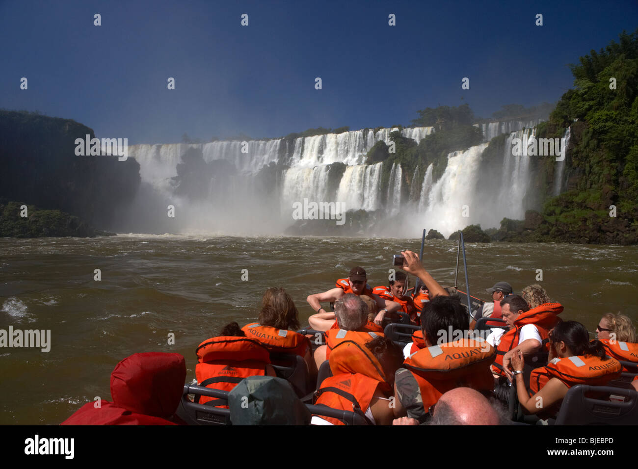 Gruppo di turisti sul motoscafo avvicinando Iguassu Falls cascate Iguazu National Park, Repubblica di Argentina, Sud America Foto Stock