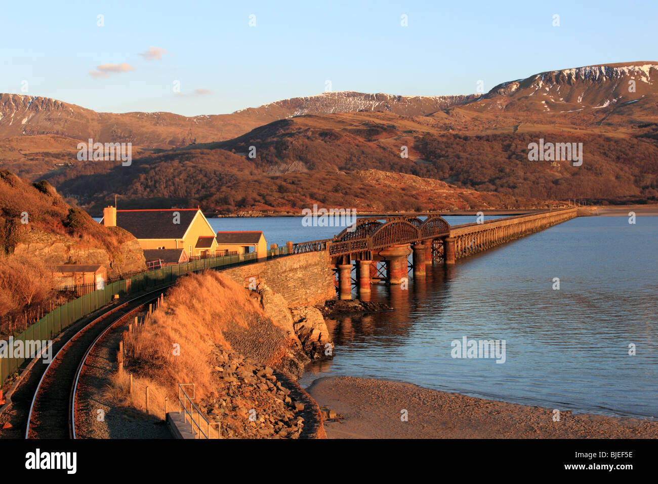 Barmouth Bridge porta la linea ferroviaria in Barmouth e può essere attraversata dal piede sul pagamento di un pedaggio. Cadair Idris è al di là. Foto Stock