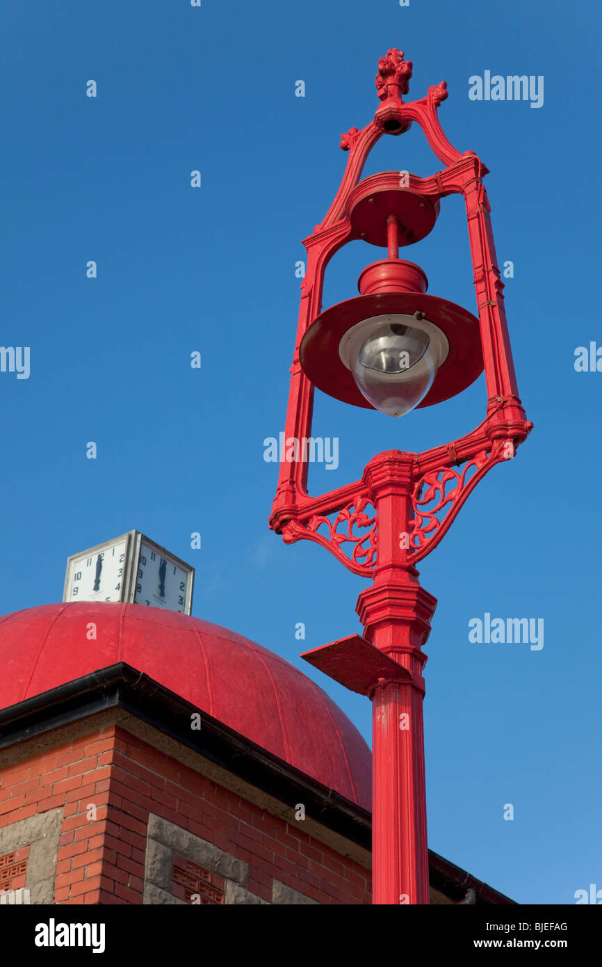 Ferro vecchio lampione, rosso contro il cielo blu Foto Stock