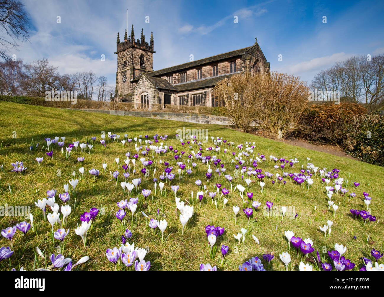Crochi davanti alla Basilica di San Bartolomeo la chiesa Parrocchiale, Wilmslow, Cheshire, Inghilterra, Regno Unito Foto Stock