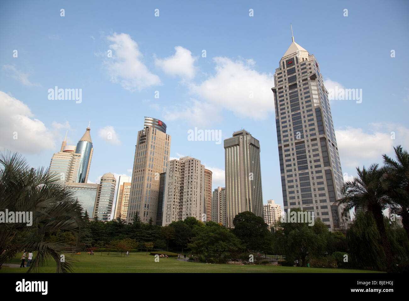 Grattacieli vicino a Piazza del Popolo, Shanghai, Cina Foto Stock