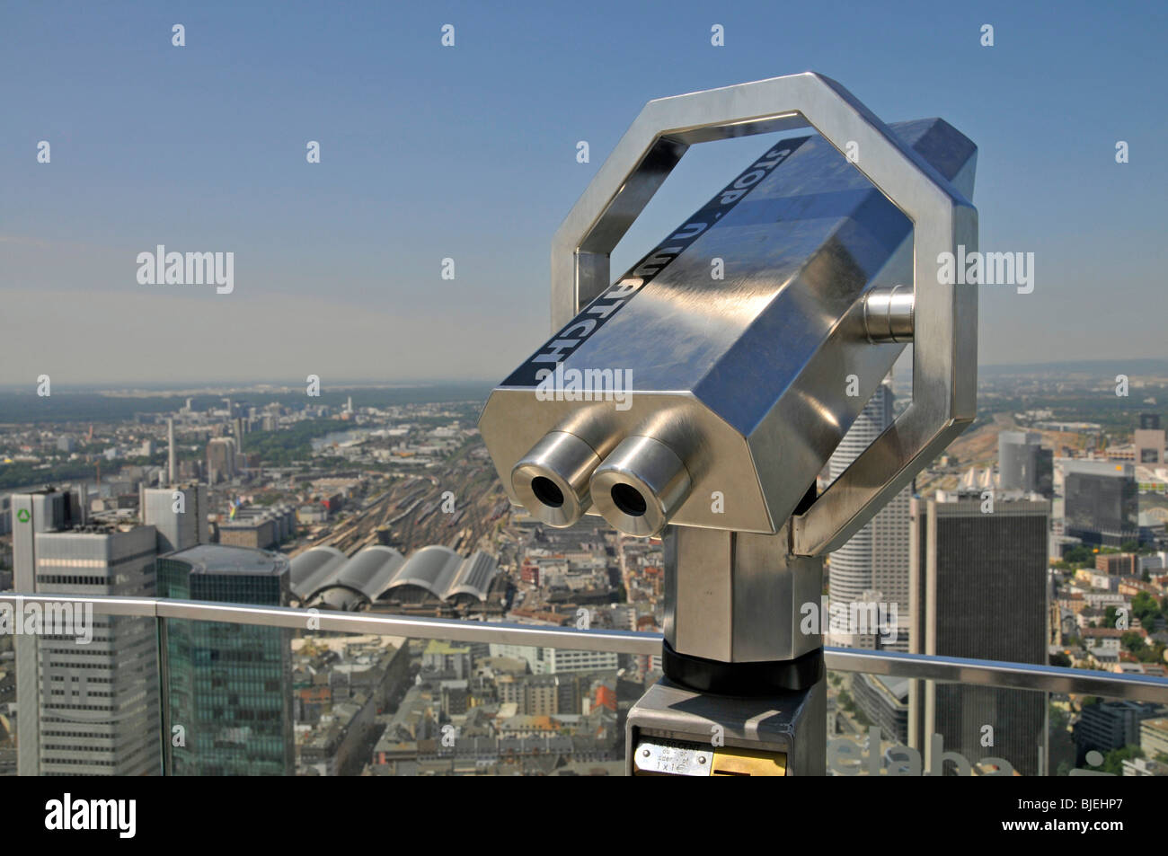 Vista della parte interna della città, giorno telescopio su una piattaforma di visualizzazione in primo piano, Frankfurt am Main, Germania Foto Stock