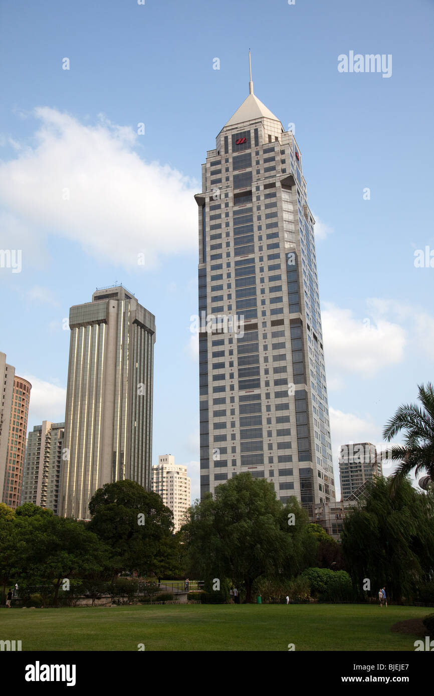 Grattacieli vicino a Piazza del Popolo, Shanghai, Cina Foto Stock