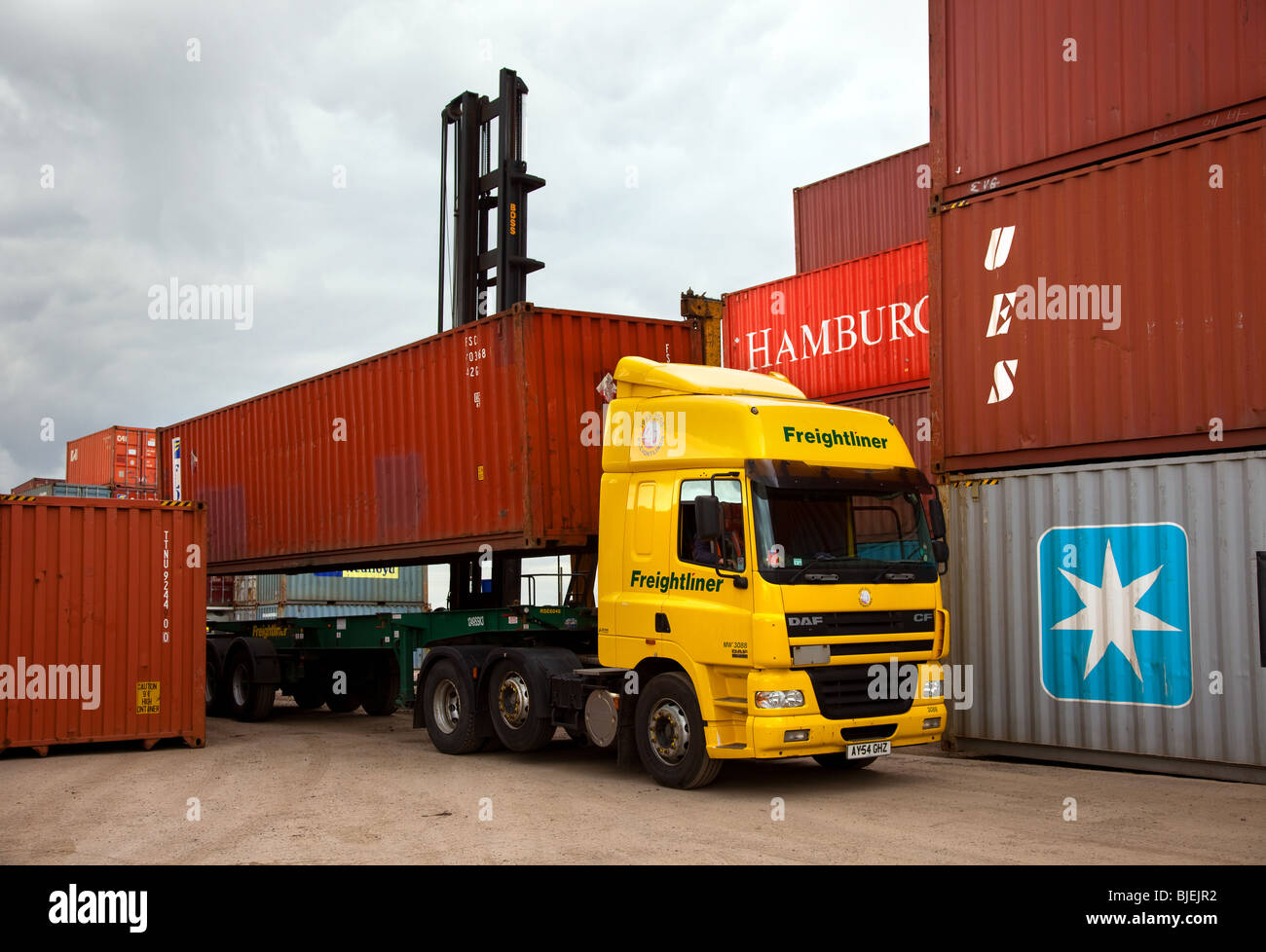 Trasporto di merci della camicia. Freightliner DAF MV3088 Carrello a contenitore cantiere, Middlesbrough, Teesside, Yorkshire, Regno Unito Foto Stock