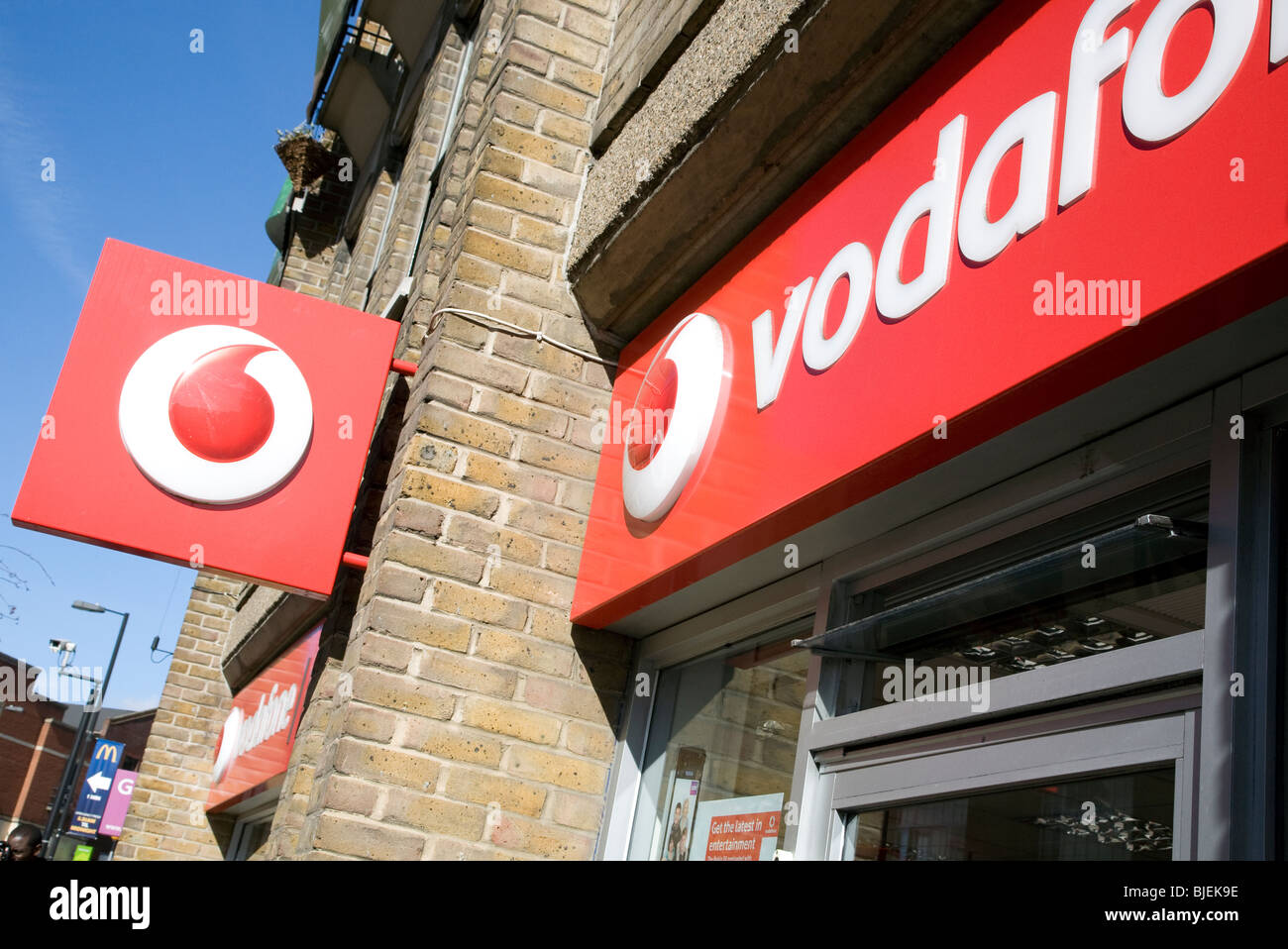 Sign on Vodafone store, Londra Foto Stock