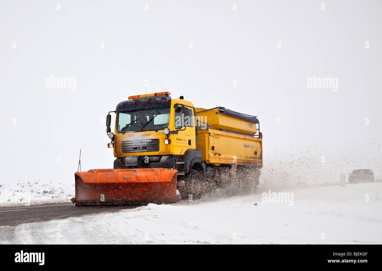 Snow Plough clearing su strada A82 Scozia Scotland Foto Stock