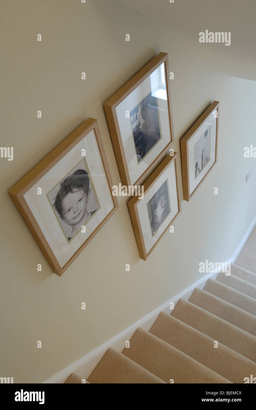 Foto di decorazioni a parete su una rampa di scale Foto Stock