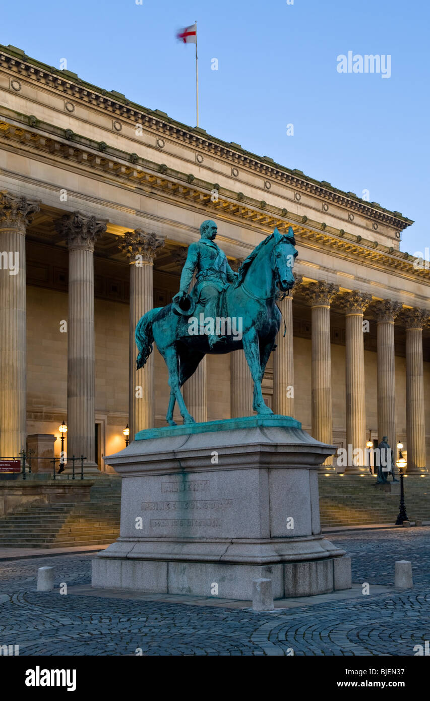 Statua del Principe Alberto di fronte St Georges Hall di notte, Liverpool, Merseyside England, Regno Unito Foto Stock