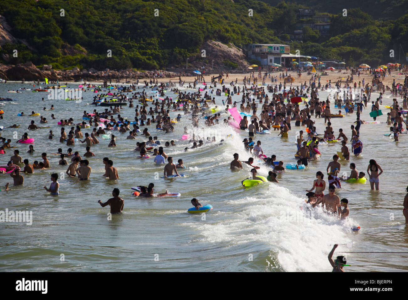 Folla in mare a Shek o Spiaggia, Isola di Hong Kong, Hong Kong, Cina Foto Stock