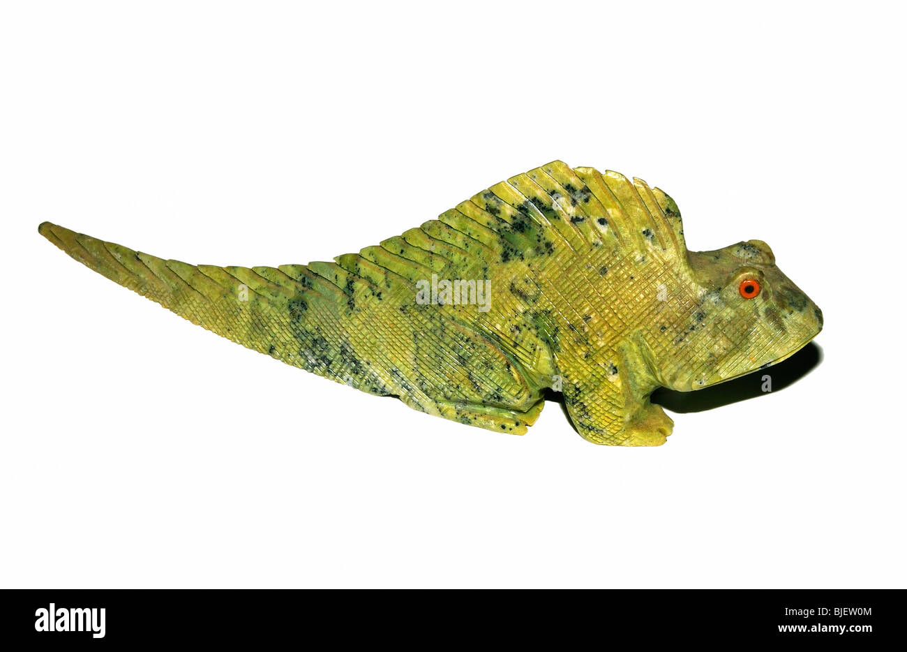 Piccola Iguana scolpito in pietra. (Nero naturale e green crystal serpentine) Foto Stock