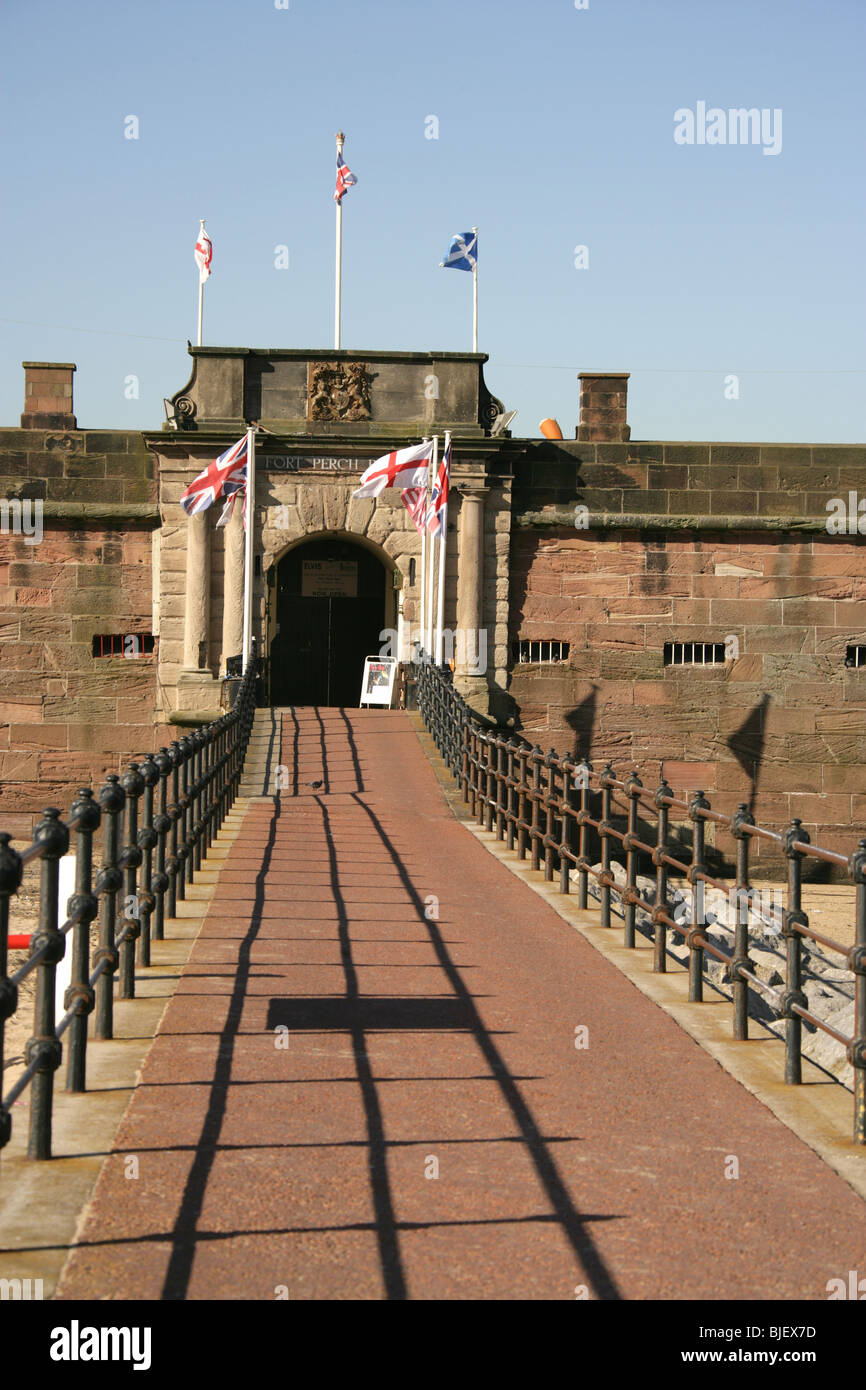 Città di Wallasey, Inghilterra. La passerella tra l' entrata principale del Fort Pesce persico Rock alla stazione balneare di New Brighton. Foto Stock