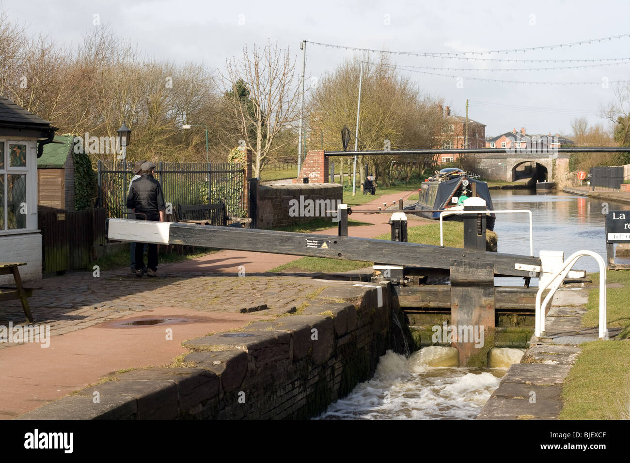 Canal lock sul Trent & Mersey canal a pietra, Staffordshire Foto Stock