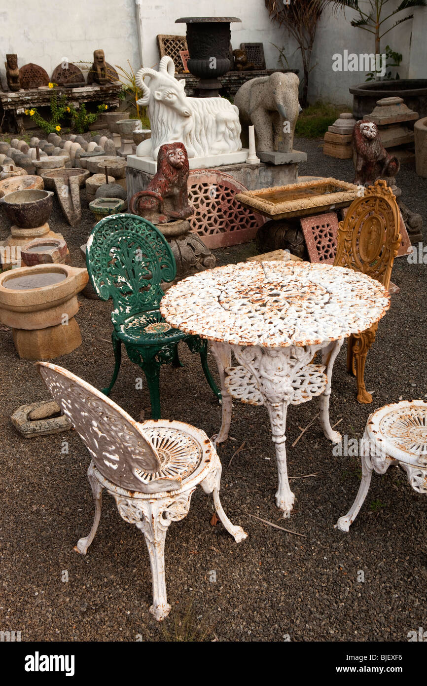 India Kerala, Kochi, Mattancherry, Jewtown, vecchio ghisa mobili da giardino e le caratteristiche architettoniche in cantiere di bonifica Foto Stock