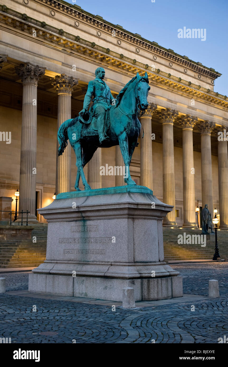 Statua del Principe Alberto di fronte St Georges Hall di notte, Liverpool, Merseyside England, Regno Unito Foto Stock