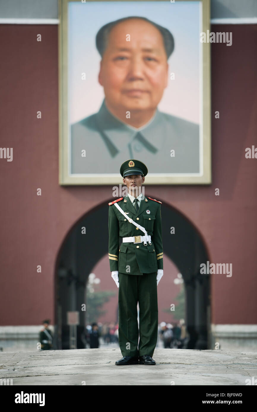 Soldato cinese presso la Porta della Pace Celeste (Tiananmen, accanto a Piazza Tiananmen) a Pechino, in Cina. Foto Stock