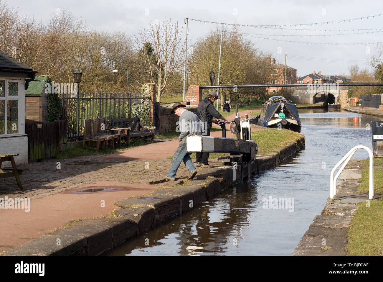 Apertura porte di blocco sul Trent & Mersey canal a pietra, Staffordshire Foto Stock