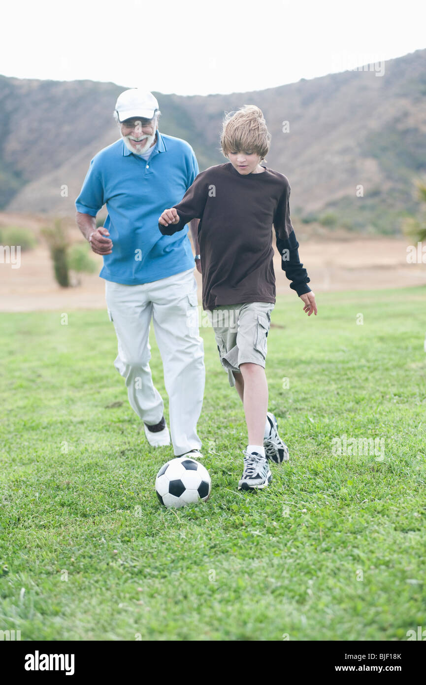 Nonno e grand-figlio giocare a calcio Foto Stock