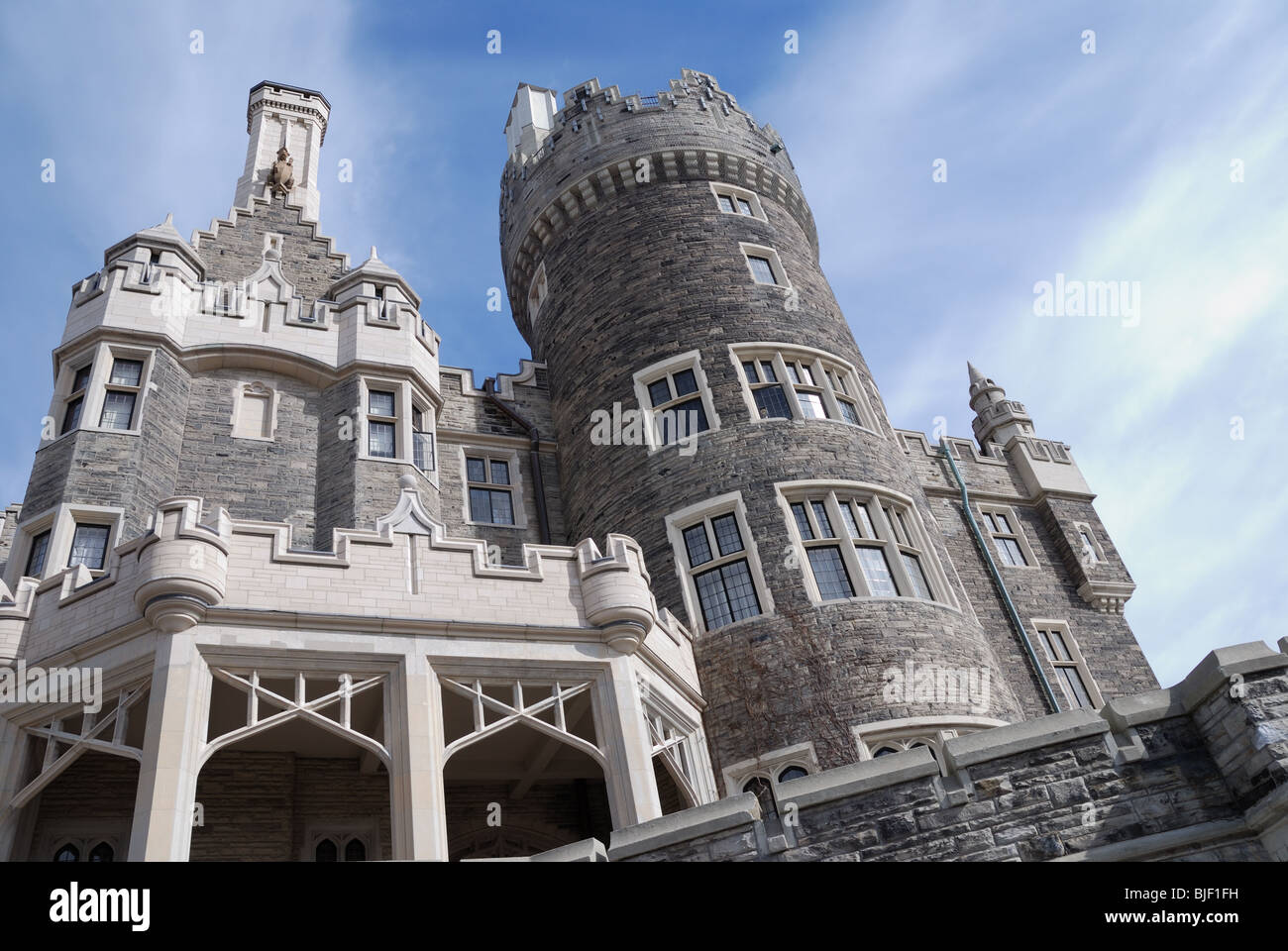 Vista esterna della Casa Loma precedentemente più grandi del Canada residenza privata, ora una popolare destinazione turistica a Toronto in Canada Foto Stock