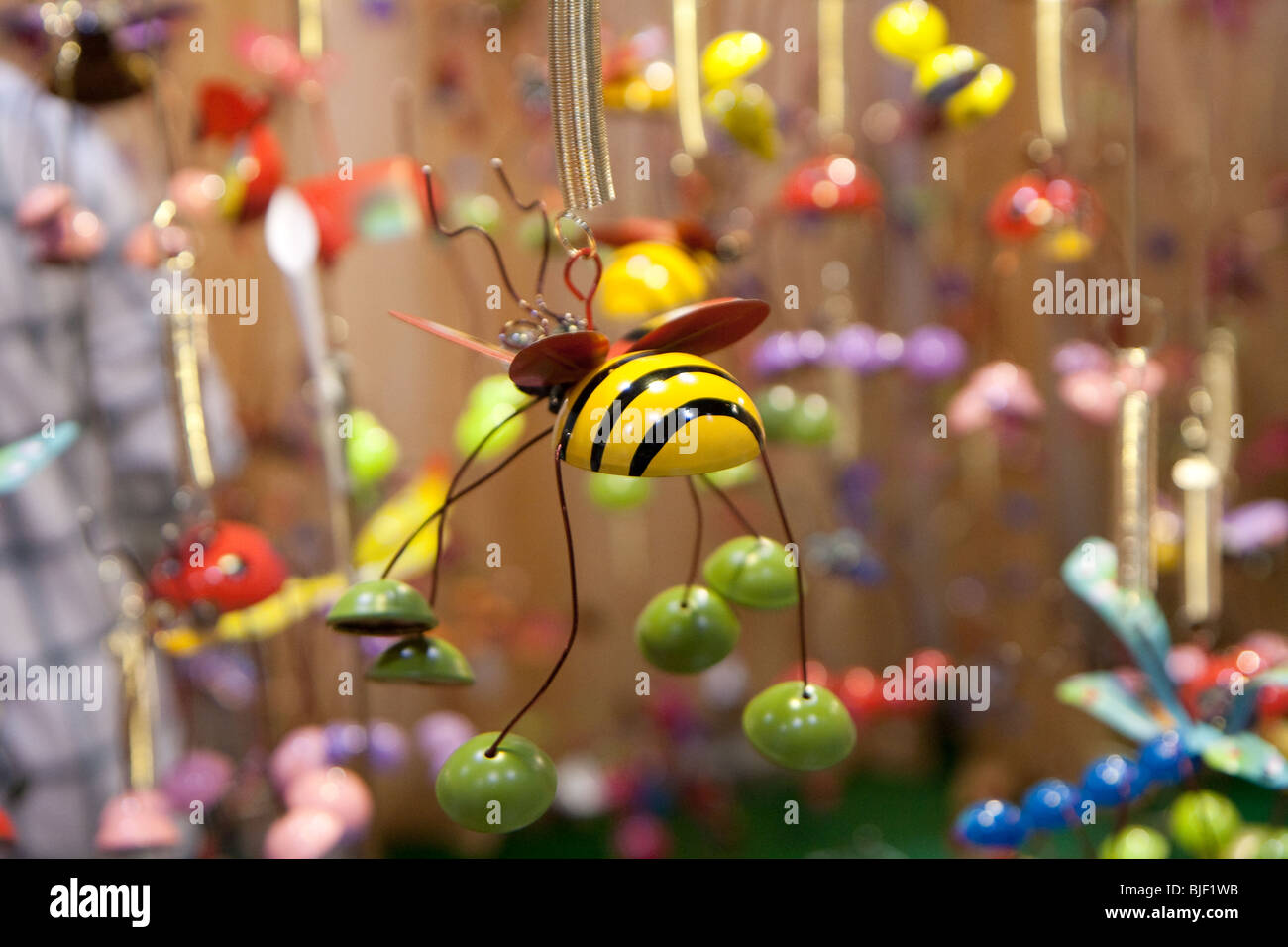 Close up di un ape fatta di plastica e metallo utilizzato per la decorazione del giardino Foto Stock