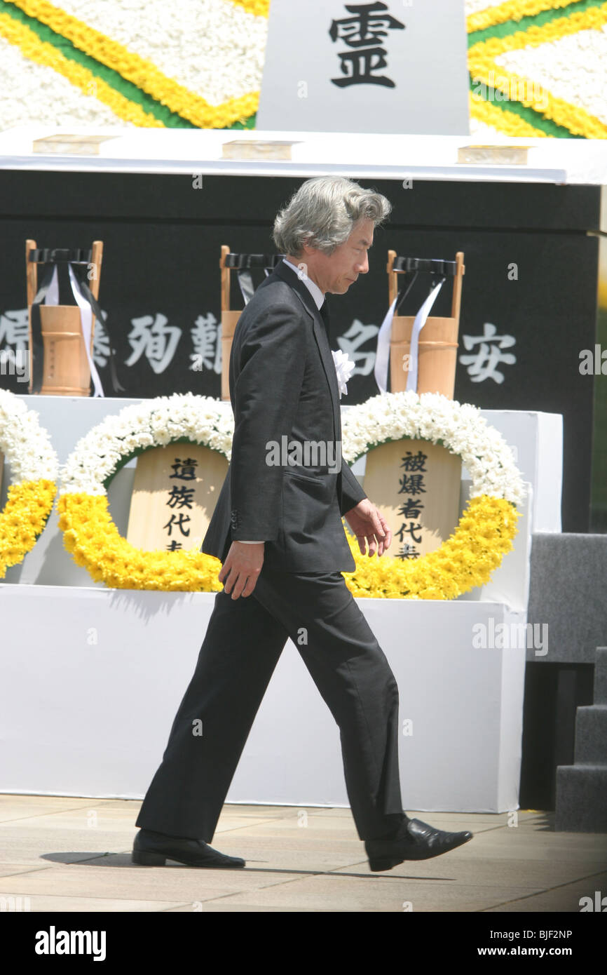 Primo MinisterJJunichiro Koizumi, in Nagasaki il Parco della Pace sessantesimo anniversario degli eventi, Nagasaki, Giappone Foto Stock