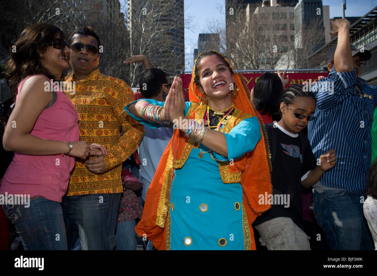 Bhangra ballerini festeggiare le vacanze indiano di Holi presso un festival di strada di New York Foto Stock