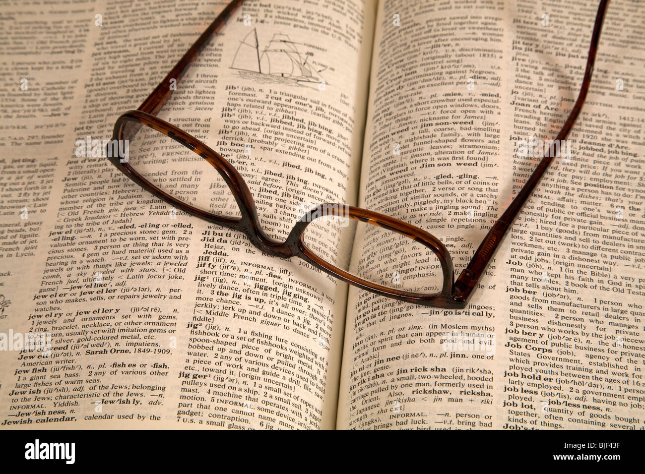Gli occhiali da lettura su un dizionario inglese Foto Stock